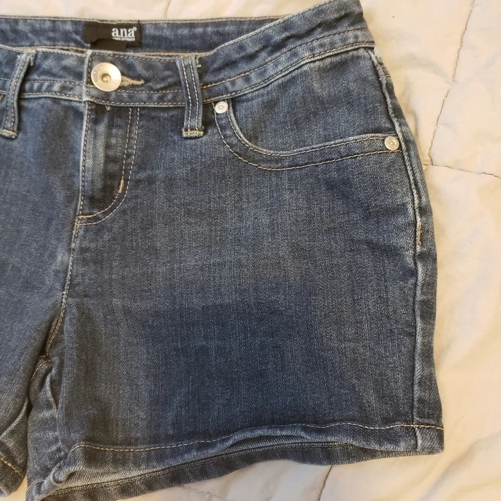 A.N.A. Denim Jean Shorts Medium Wash 5 Pocket Women's 4 Booty Summer Everyday